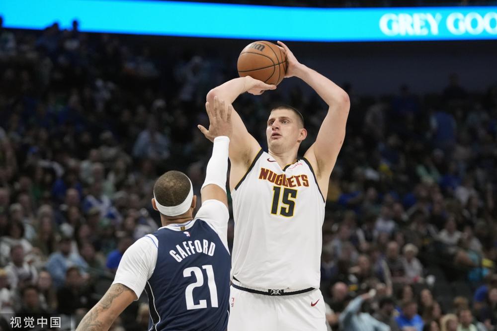 停车场的突 停车场的突